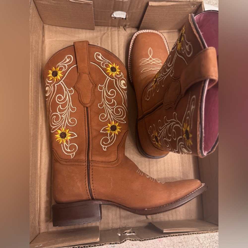 100% Leather Cowboy Women's Boots with sunflowers embroidered